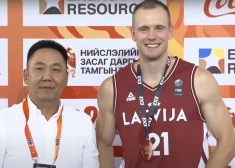 VIDEO: Dārgais Pasaules kausā 3x3 basketbolā izcīna trešo vietu bumbas triekšanā grozā no augšas