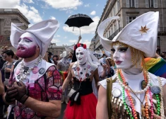 Neskatoties uz valdības aizliegumu, Budapeštas praida gājienā pulcējās desmitiem tūkstoši cilvēku