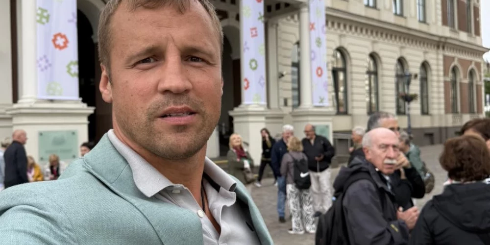 Rīgas domes deputāts Mairis Briedis uz pirmo Rīgas domes sēdi neieradās, jo "neviens viņam nepateica, kad jāierodas".