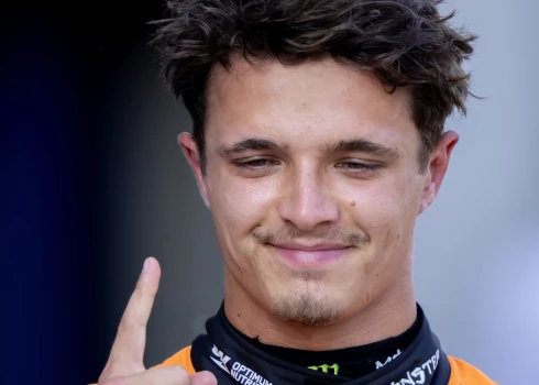 Lando Noriss pagaidām "Red Bull" mājas trasē bijis pārliecinoši ātrākais.