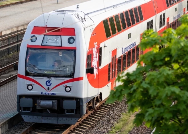 No braucoša vilciena Lietuvā izlēcis cilvēks bez biļetes; viņš atrasts miris