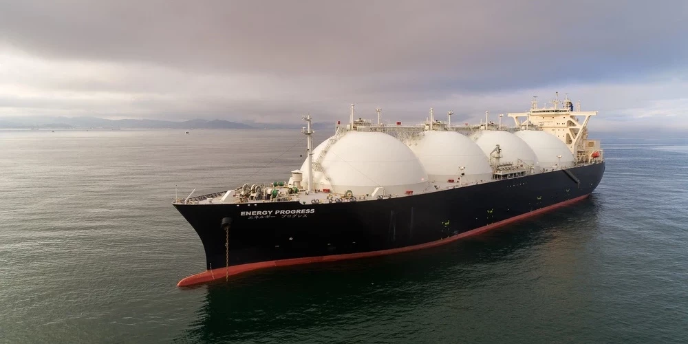 Доставка газа идет по морю.
