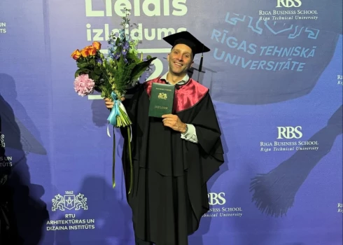 Reperis Gacho iegūst maģistra grādu.