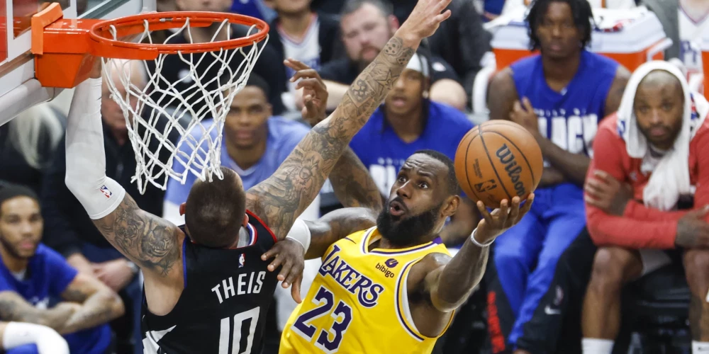 Lebrons Džeimss paliek "Lakers" sastāvā.