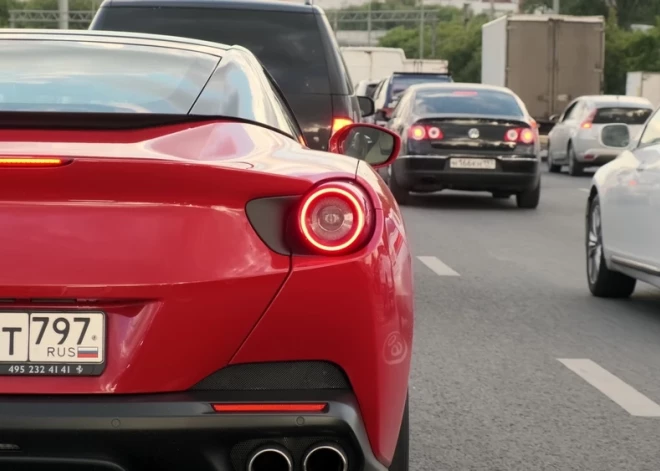 Latvijas uzņēmums piedzen miljonu no firmas, kas apejot sankcijas vedusi luksusa auto uz Krieviju