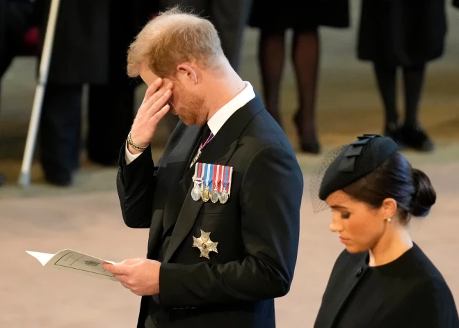 Karalis Čārlzs savās bērēs paredzējis "redzamas lomas" arī princim Harijam un Meganai