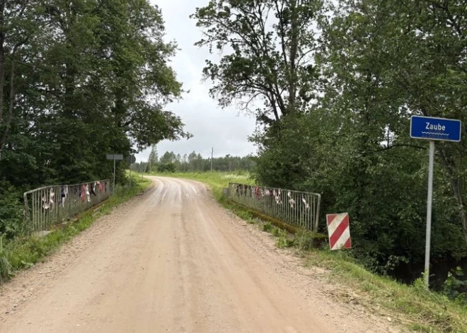 Foto: uz Zaubes tilta novērots amizants skats