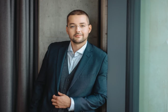 SEB bankas Uzkrājumu, ieguldījumu un pensijas piedāvājuma vadītājs Oļegs Andrejevs: “Nestabilitāte parasti pastiprina pieprasījumu pēc tā sauktajiem drošajiem patvēruma aktīviem, kāds vēsturiski ir bijis zelts."