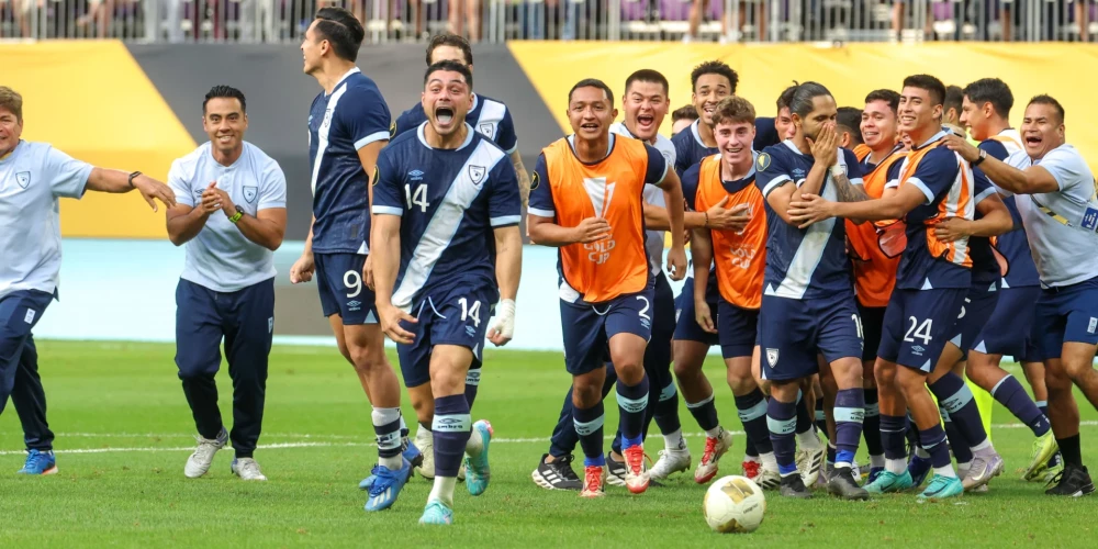 Gvatemalas futbolisti līksmi par panākumu.