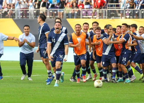 Gvatemalas futbolisti līksmi par panākumu.