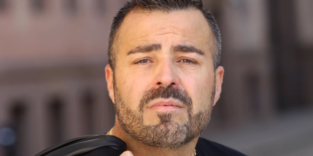 Pasākumu vadītājs Roberto Meloni uzskata, ka nav pareizi, ka turīgāki vai atpazīstamāki cilvēki prasa izklaides industrijas pārstāvjiem par viņu pakalpojumiem atlaides. 