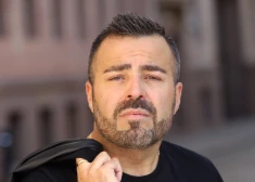 Pasākumu vadītājs Roberto Meloni uzskata, ka nav pareizi, ka turīgāki vai atpazīstamāki cilvēki prasa izklaides industrijas pārstāvjiem par viņu pakalpojumiem atlaides. 