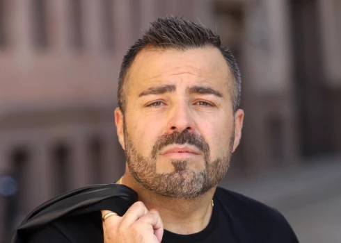 Pasākumu vadītājs Roberto Meloni uzskata, ka nav pareizi, ka turīgāki vai atpazīstamāki cilvēki prasa izklaides industrijas pārstāvjiem par viņu pakalpojumiem atlaides.