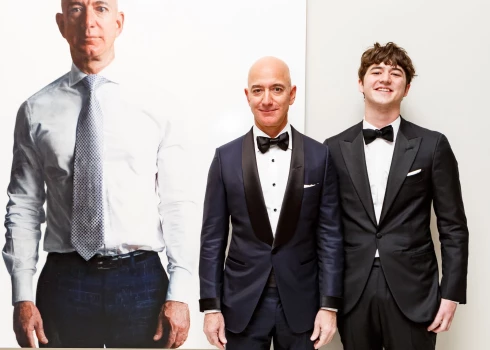 Džefs Bezoss ar dēlu Prestonu.