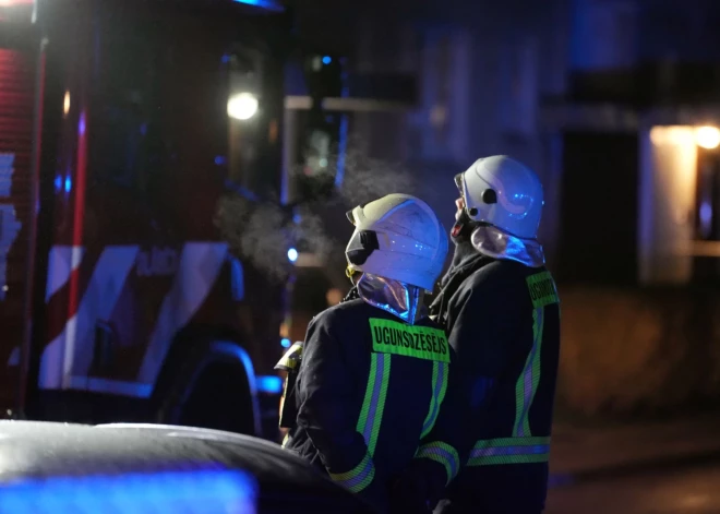 Ночью в Риге горел деревянный дом - пострадали жильцы и пожарный