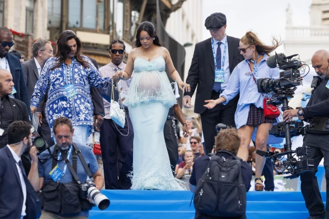 С таким большим животом Рианне уже довольно трудно ходить.