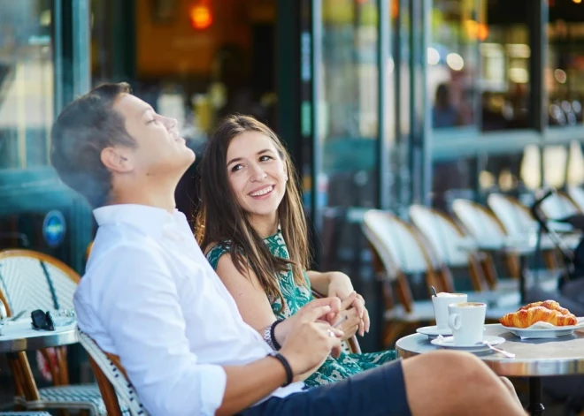 Во Франции запретили курение во многих общественных местах: на остановках, в парках и не только