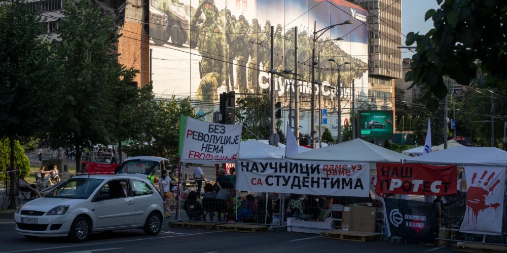 Policija Belgradā nojauc protestētāju barikādes.
