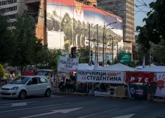 Policija Belgradā nojauc protestētāju barikādes