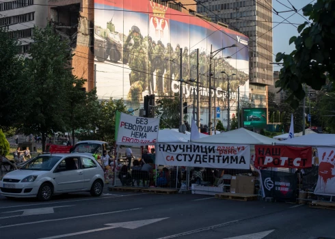 Policija Belgradā nojauc protestētāju barikādes.