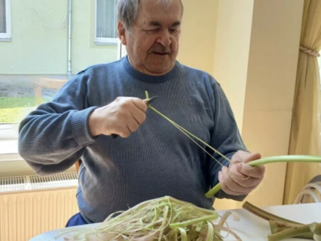 Uldis Sadovskis mizo rabarberus Jāņu plātsmaizei.