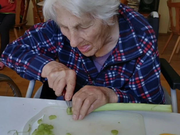Brigita Vilka sagriež rabarberus kopīgi izcepamam rausim.