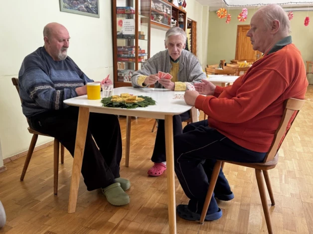 Kāršu pēcpusdiena. Jānis Balevics (no kreisās), Daina Finkenfūsa un Aldis Ginters ir nešķirams trio kāršu spēlē. Ja aizraujas, cits citu trumpo stundām ilgi.