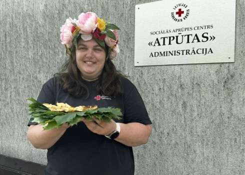 "Cienājieties!" - "Atpūtas" klientu nule izceptu rabarbermaizi aicina nobaudīt sociālā rehabilitētāja Dana Rusmane.