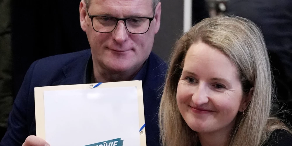 Rīgas mērs Viesturs Kleinbergs un deputātes Marta Kotello.