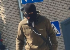 FOTO: Rēzeknē vīrietis maskā dzenas pakaļ cilvēkiem