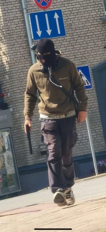 Мужчина в маске преследовал людей на улице, сообщает очевидец.