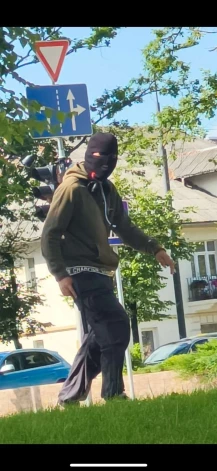 Государственная полиция призывает жителей: если вы замечаете на улице человека с предметом, похожим на оружие, незамедлительно сообщайте об этом.