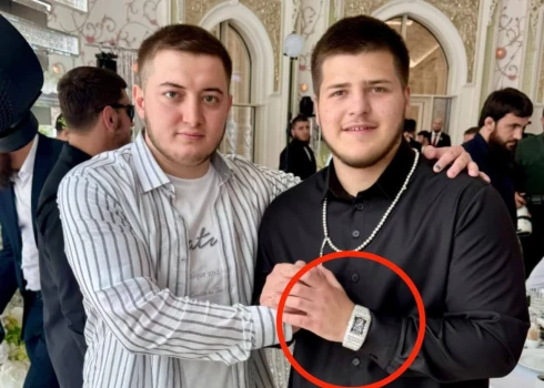 Kadirovs juniors ar pulksteni.