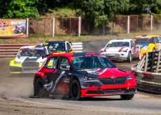 FOTO: ātrā Vilkiču trase Baltijas rallijkrosa un autokrosa braucējiem sagādā daudz pārsteigumu