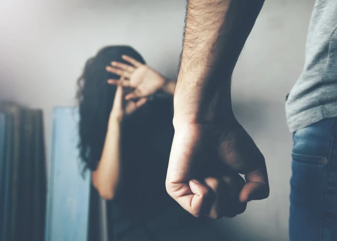 Страх жертвы есть, а защиты нет: в Латвии суд требует доказательств намерений агрессора