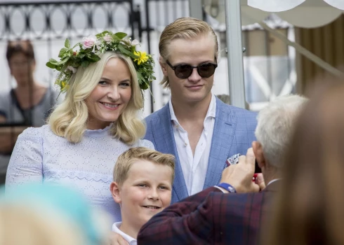 Mariuss ar māti - Norvēģijas kroņprincesi Meti Māritu.