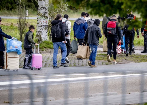 AsylSaskaņā ar statistikas datiem bēgļu vidējais vecums ir nepilni 32 gadi, un vidēji Vācijā tie dzīvo 6,5 gadus. Kamēr ukraiņu vidējais vecums ir 35 gadi, sīriešu un afgāņu vidējais vecums ir attiecīgi 28 un 27 gadi.um seekers and refugees were seen at the Ter Apel registration center, where most migrants arriving in the Netherlands report first to the Immigration and Naturalization Service (IND). Located next to the COA reception center, the facility is the initial point for processing asylum applications before individuals are transferred to central reception locations (COL) for accommodation.Pictured: gv,general viewRef: BLU_S7967662 091024 NON-EXCLUSIVEPicture by: RUT / SplashNews.comSplash News and PicturesUSA: 310-525-5808 UK: 020 8126 1009eamteam@shutterstock.comWorld Rights, No France Rights, No Netherlands Rights, No Germany Rights Vida Press