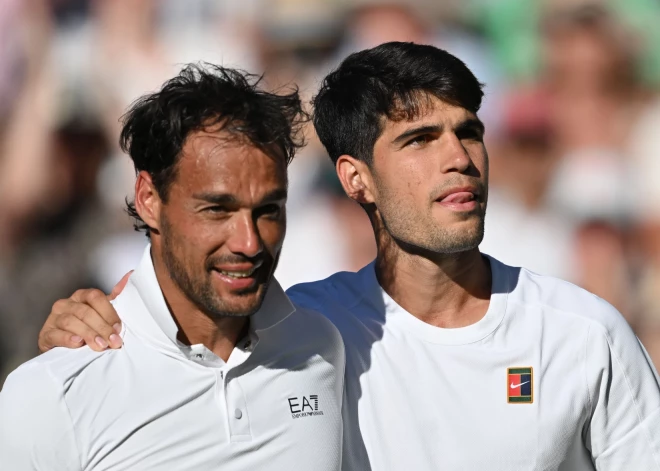 Karloss Alkarass tikai piecos setos pārvar Vimbldonas čempionāta pirmo kārtu, pieveicot itāļu veterānu Fonjīni