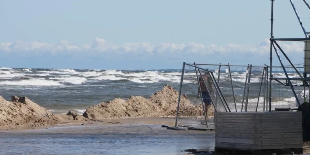 Обходить ограждения приходилось почти в море!