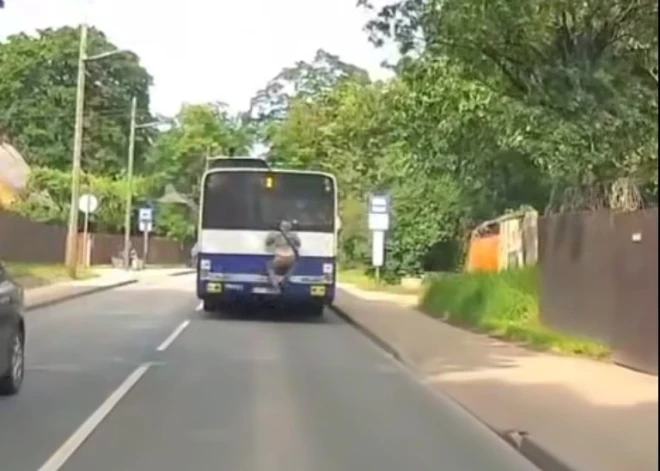 ВИДЕО: опасное увлечение подростков - зацепинг снова на улицах Риги