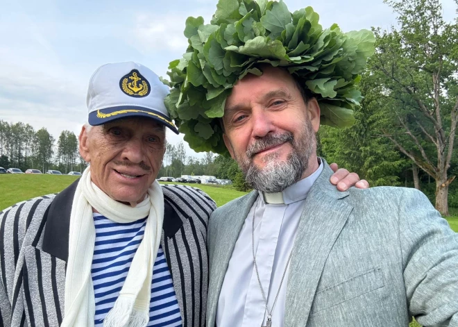 Предприниматель Юлий Круминьш, отмечая Янов день, пригласил в свое поместье в Сигулде многочисленных гостей, в том числе известных музыкантов, и устроил поистине грандиозный праздник.