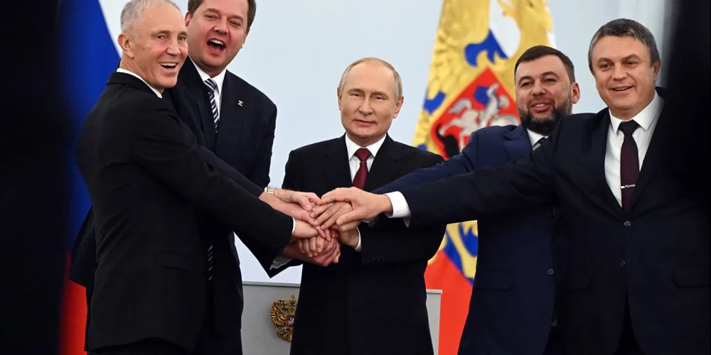 2022. gada 30. septembrī četru Ukrainas austrumu apgabalu gauleiteri (no kreisās) Vladimirs Saldo (Hersona), Jevgeņijs Baļickis (Zaporižja), Deniss Pušiļins (Donecka), Leonīds Pasečņiks (Luhanska) Kremlī ar Krievijas diktatoru Vladimiru Putinu līksmo par šo teritoriju aneksiju Krievijas sastāvā. Tobrīd neviens no viņiem nekontrolēja šos apgabalus pilnībā, un arī tagad trīs kolaboranti tos nekontrolē
