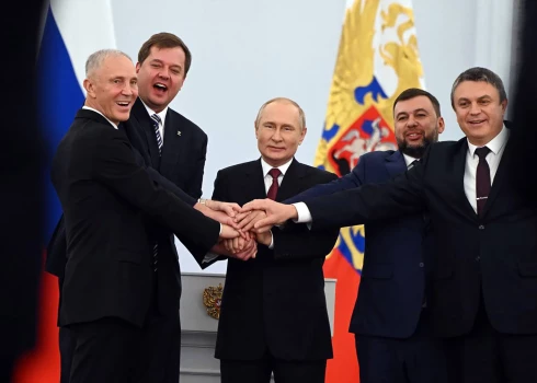 2022. gada 30. septembrī četru Ukrainas austrumu apgabalu gauleiteri (no kreisās) Vladimirs Saldo (Hersona), Jevgeņijs Baļickis (Zaporižja), Deniss Pušiļins (Donecka), Leonīds Pasečņiks (Luhanska) Kremlī ar Krievijas diktatoru Vladimiru Putinu līksmo par šo teritoriju aneksiju Krievijas sastāvā. Tobrīd neviens no viņiem nekontrolēja šos apgabalus pilnībā, un arī tagad trīs kolaboranti tos nekontrolē