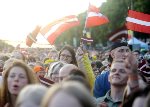 Aicina godāt svētkus ar karogu.