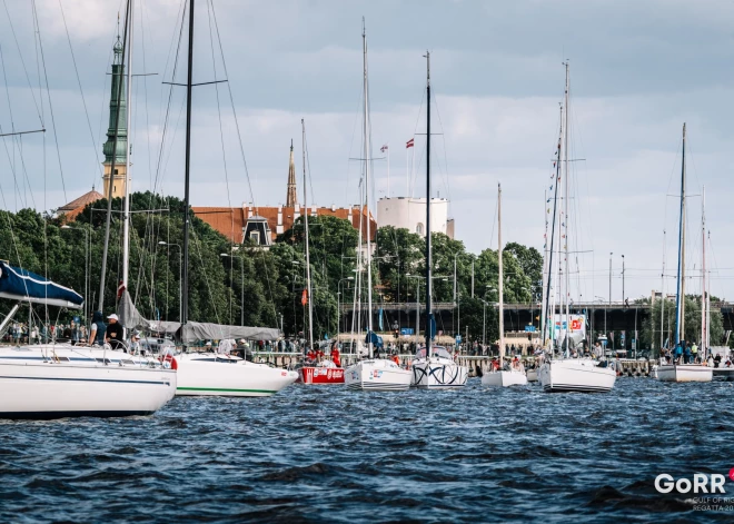 Ar krāšņu jahtu parādi Daugavā atklāta burāšanas regate Gulf of Regatta (GoRR)