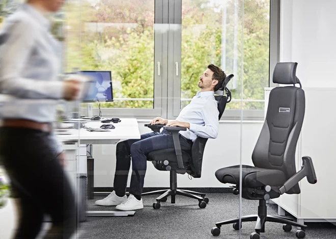 Kādus ofisa krēslus izvēlas lielas korporācijas un kāpēc?