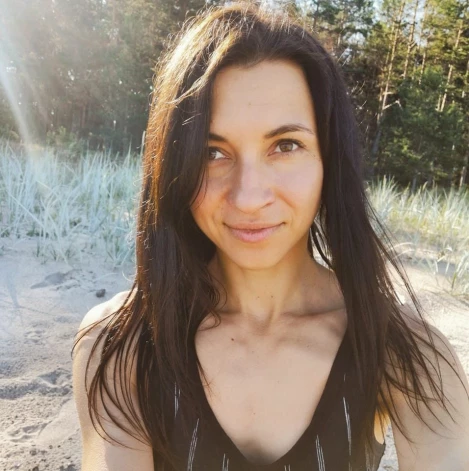 Ar sevi Jevgēnija iepazīstina, sakot, ka uztura speciāliste un pavāre ir pēc profesijas, bet pēc dzīvesstila – kaislīga kūku un cepumu cepēja.