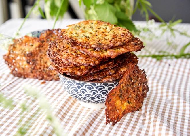 Sātīga un neparasta uzkoda vasaras ballītei - siera un spinātu čipsi