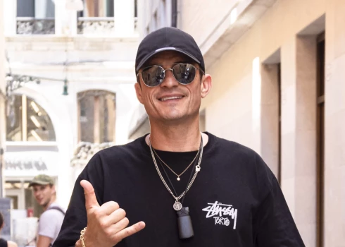 Pēc šķiršanās Orlando Blūms šķietami pavadīja izcilu laiku arī Džefa Bezosa un Lorēnas Sančesas kāzās.