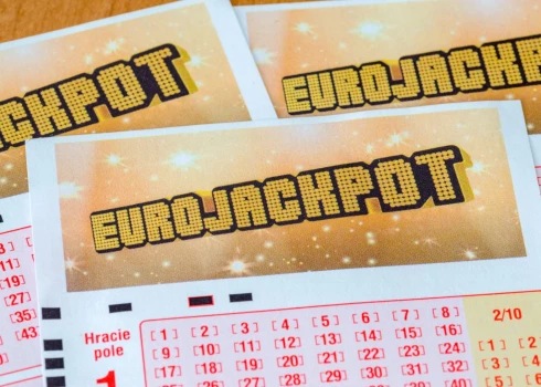 Tūkstošiem norvēģu saņēma paziņojumu, ka laimējuši lielas naudas summas "Eurojackpot" loterijā, taču vēlāk atklājās – tā bijusi kļūda valsts azartspēļu uzņēmuma "Norsk Tipping" sistēmā.